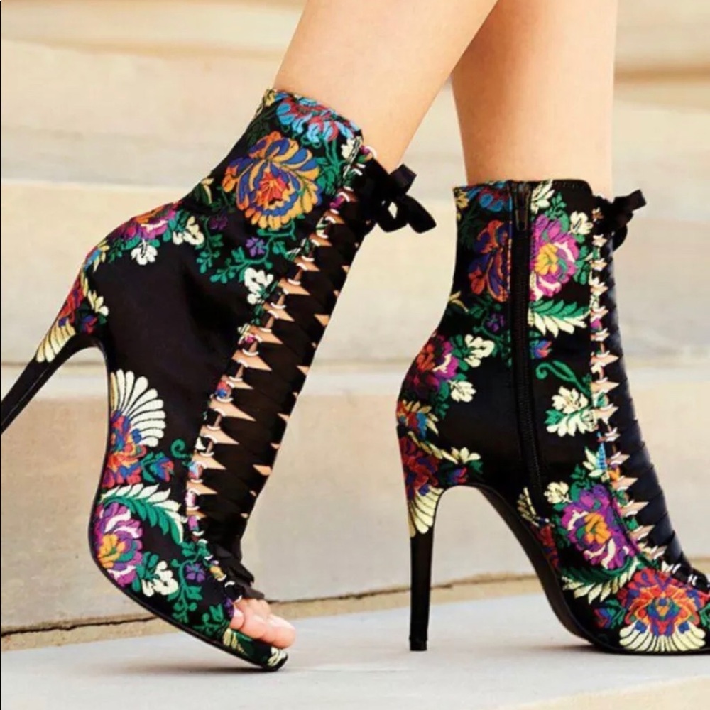 Steve Madden Fuego Women's Lace Up Floral Peep Toe